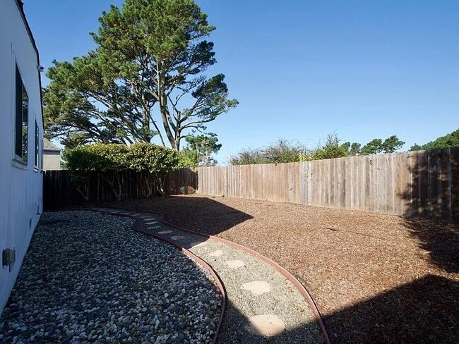 Building Photo - 621 Forest Lake Dr