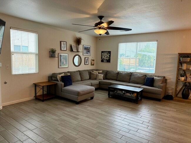 Building Photo - Spacious North Bakersfield Home with pool!