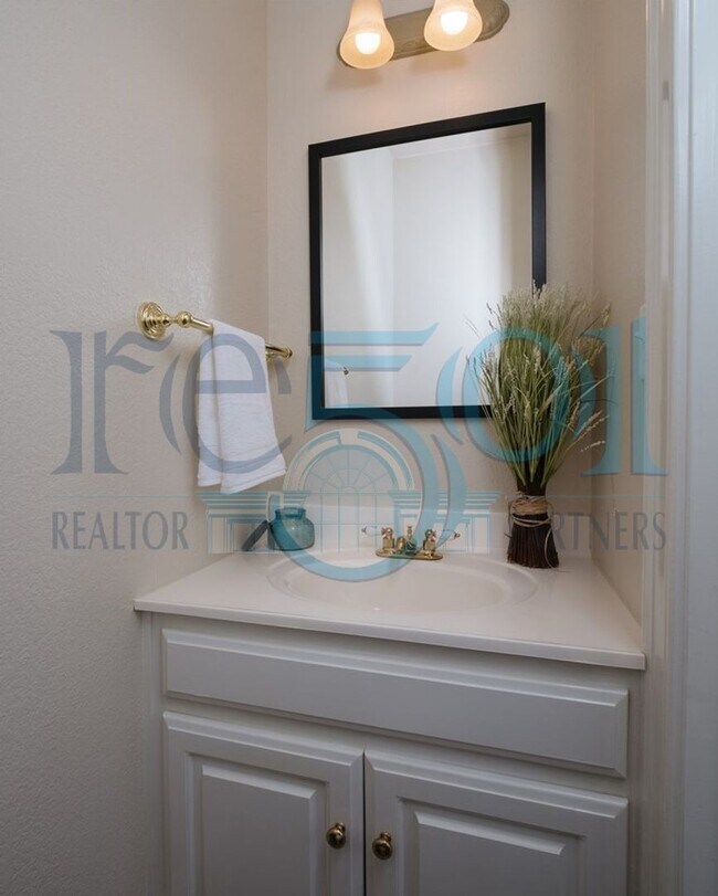 Building Photo - *Coming Available in October* Pride of ownership shines in this convenient Midtown, 2 BR & 2.5 BA...