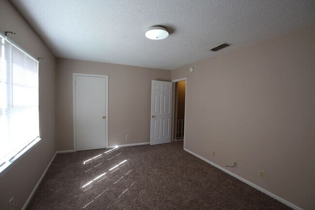 Building Photo - Beautiful 3 Bedroom, 2.5 Bath Townhome in Tyler – Available!