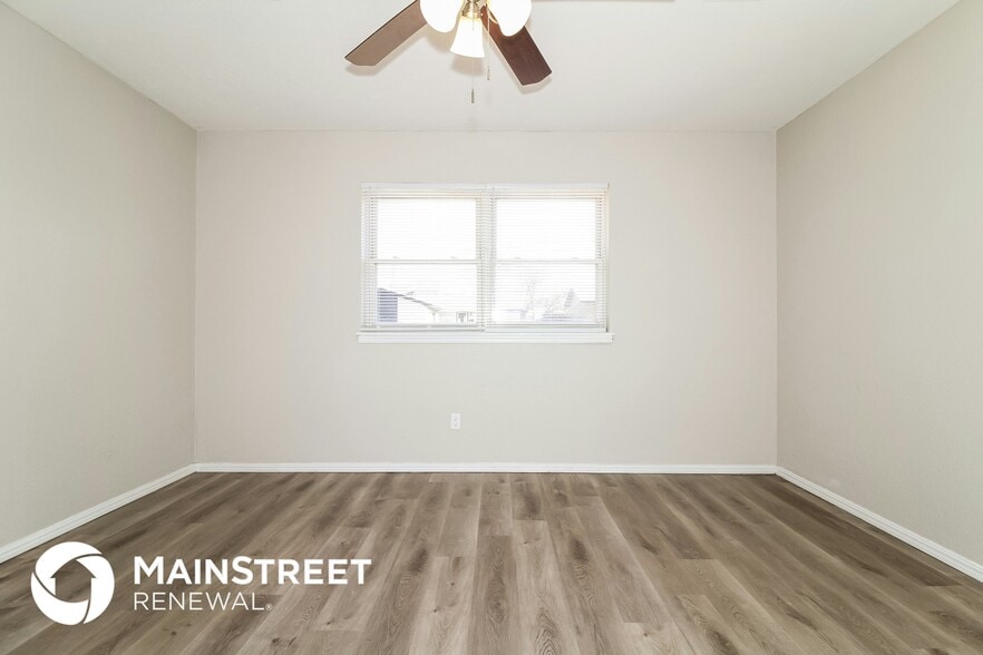 Building Photo - 10905 N Brauer Ave