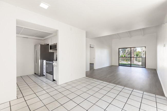 Building Photo - 1411 N Sunrise Way