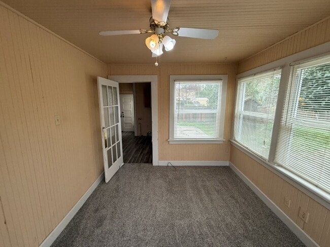 Building Photo - 3 Bedroom 1.5 Bath Downtown Dixon *STAR RENTALS