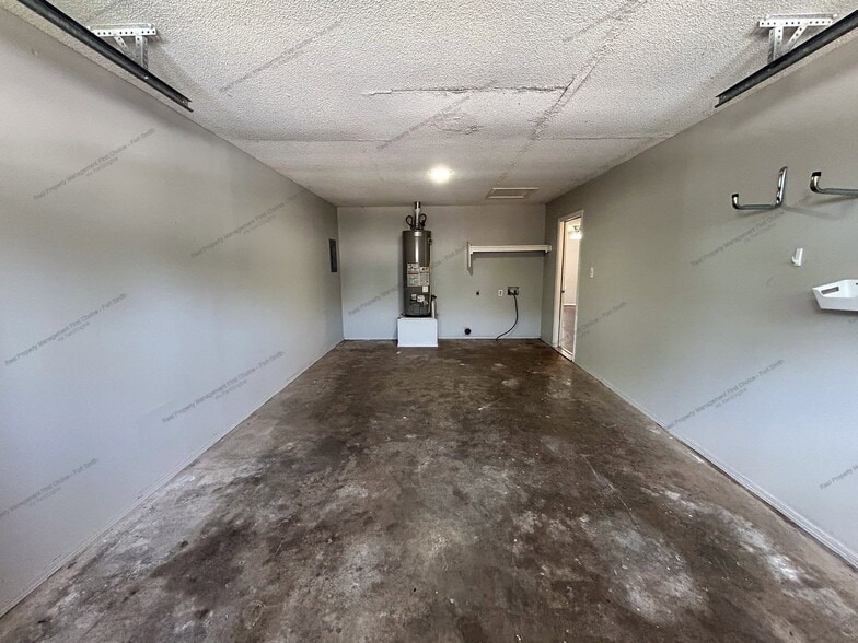 Building Photo - 1911 Whippoorwill Dr