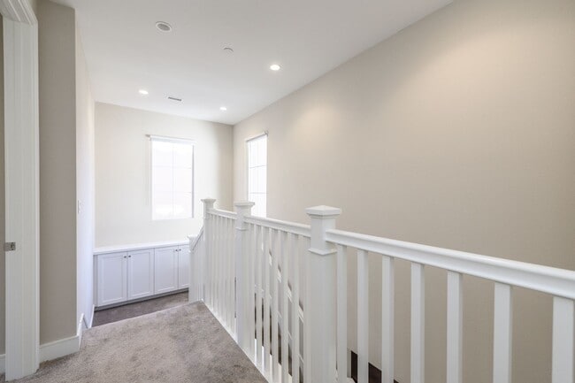 Building Photo - 3bedroom/3 bath/Gated Orchard Hill/Detache...