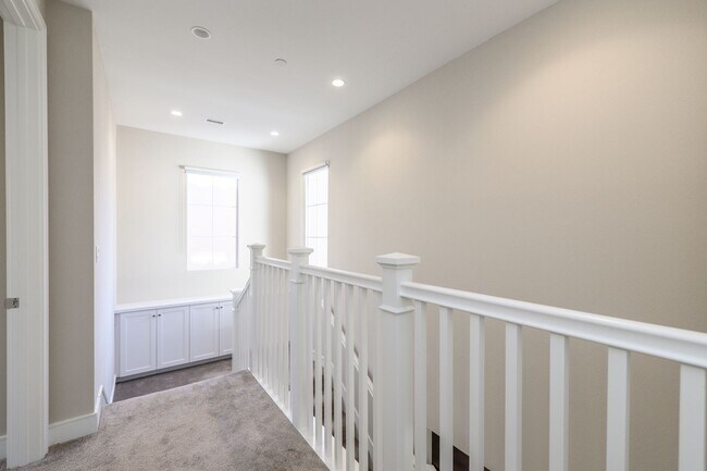 Building Photo - 3bedroom/3 bath/Gated Orchard Hill/Detached House for rent