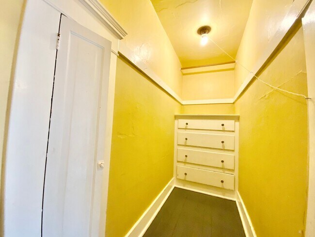 Building Photo - Unique Vintage 1 Bedroom 1 Bath Apartment ...