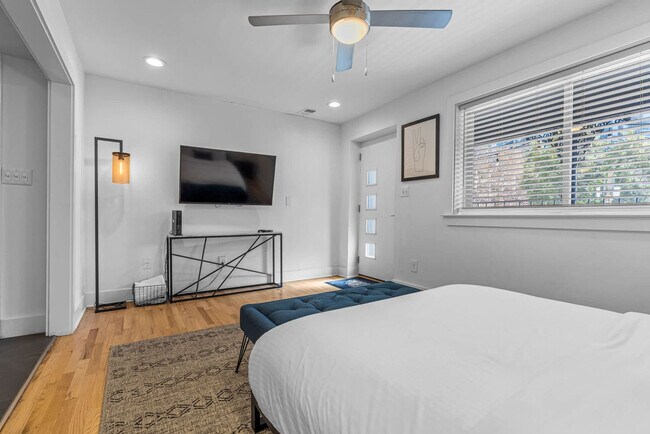 Building Photo - 1136 Crescent Ave NE