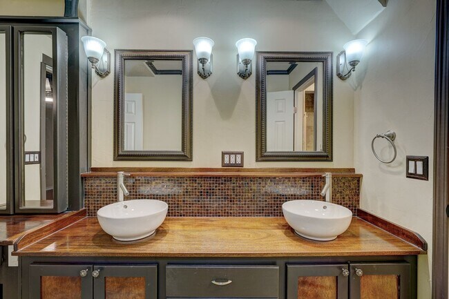 Building Photo - 4 bed 3 bath home!