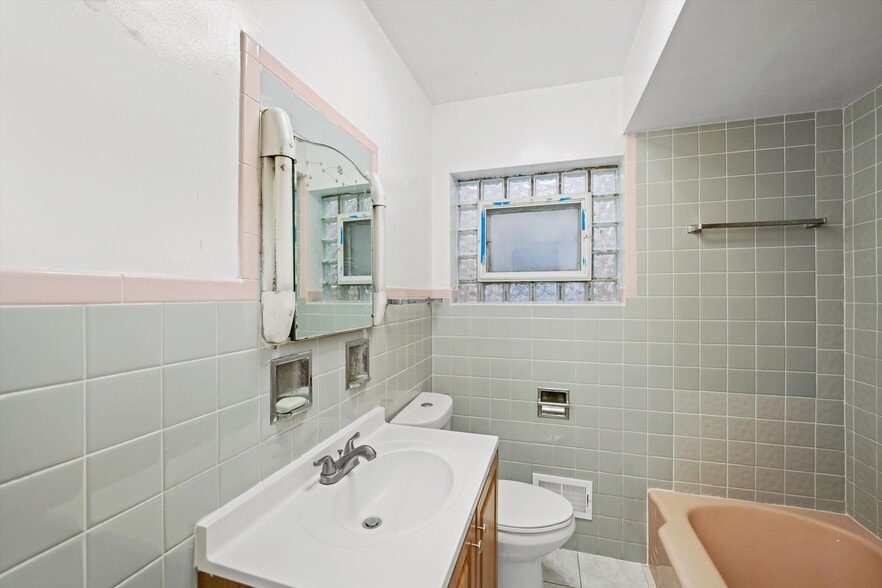 Building Photo - 6158 N Hoyne Ave