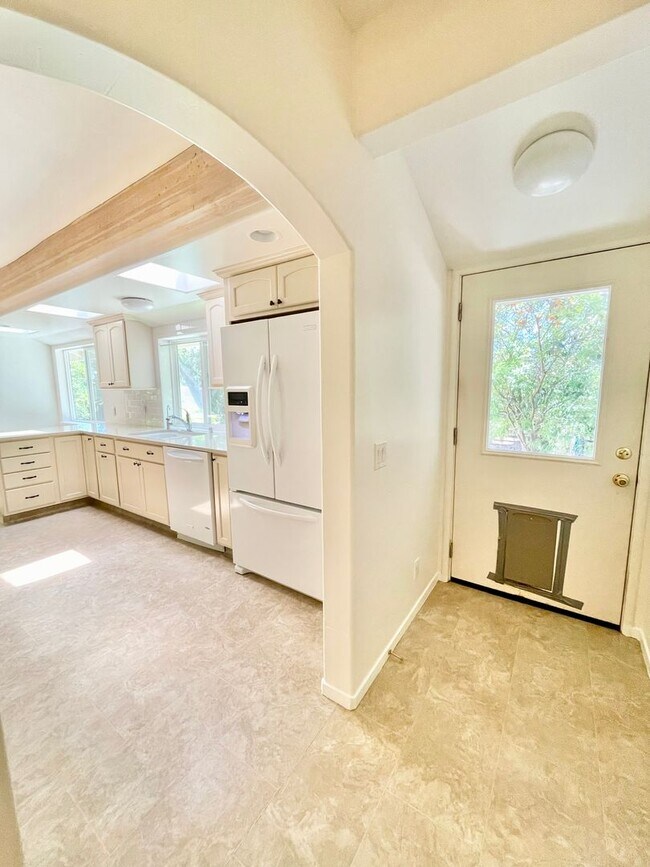 Building Photo - $3,900/month – Rare Country Feel on an Expansive Lot in One of Santa Rosa's Desirable Neighborhoods!