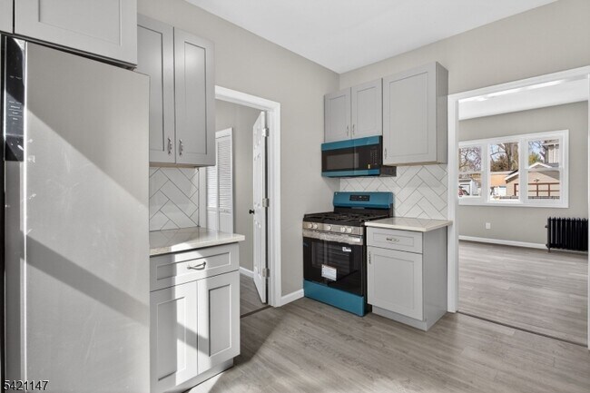 Building Photo - 378 Grand St