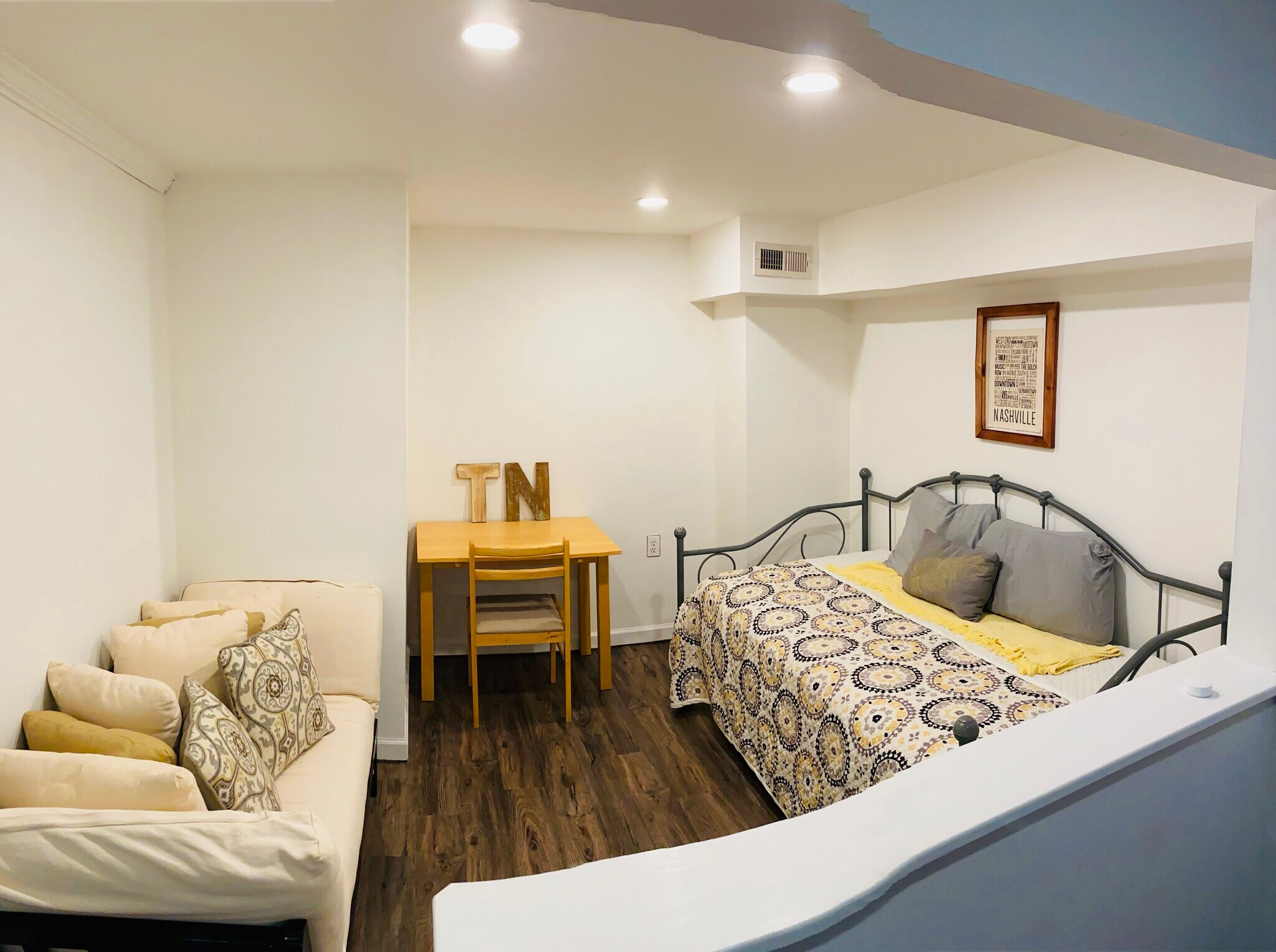 Work space desk and additional day bed for guests - 806 Potter Ln