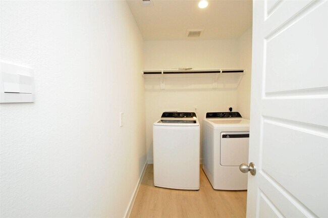 Building Photo - 1410 Island Grove Dr