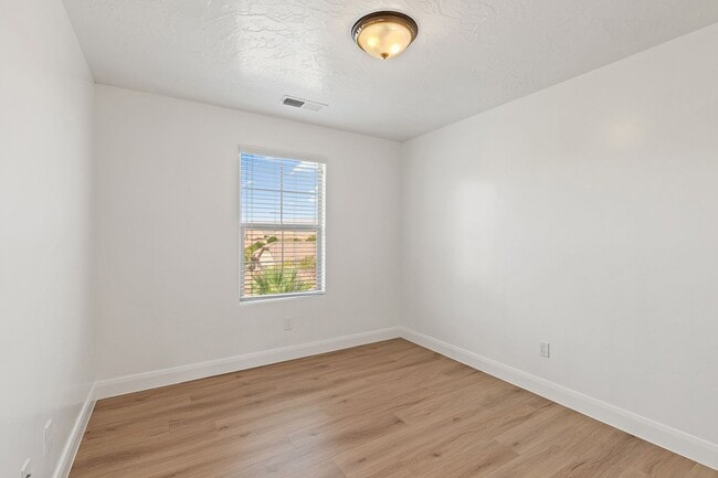 Building Photo - 3 bedroom, 2.5 bathroom St. George Home