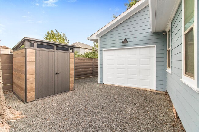 Building Photo - 814 E 23rd St