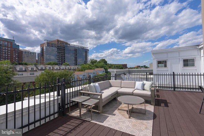 Building Photo - 1418 N Rhodes St