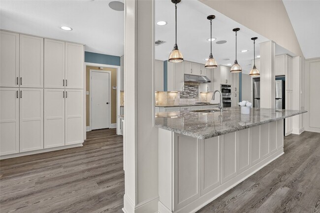 Building Photo - 1400 Emerald Cir