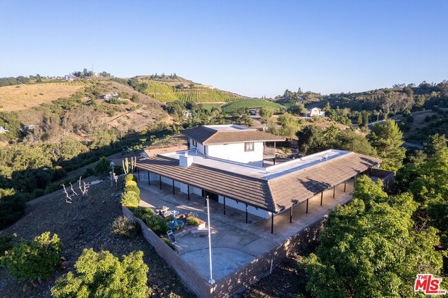 Building Photo - 44310 Vía Barranca