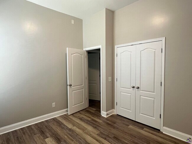 Building Photo - 760 Ivy Brook Way