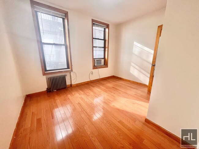 Building Photo - 3BR on Henry Street!!