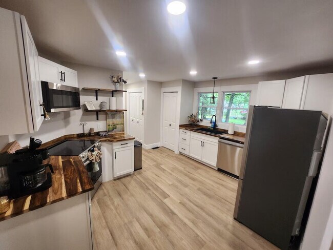 Building Photo - 203 Brockman Ave