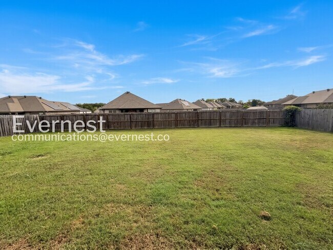 Building Photo - 4 Bed/2 Bath Home with Fenced Yard & Garage / Pet-Friendly / Available Now!