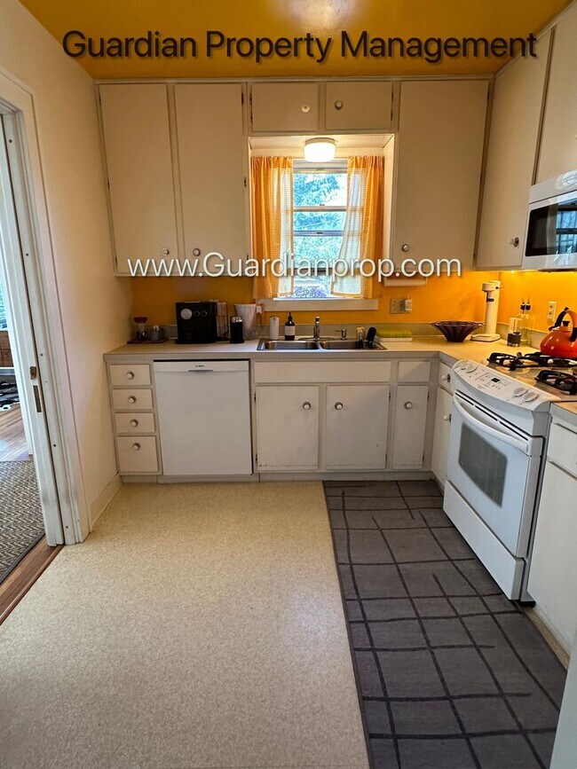 Building Photo - Lake is the Isles Single Family Home, 2 Car Garage, Dishwasher, Fenced Yard