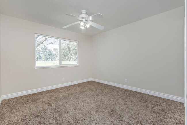 Building Photo - 25265 Carlsbad Ave