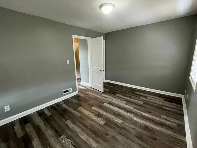 Building Photo - Newly Renovated Townhome available in 21224!