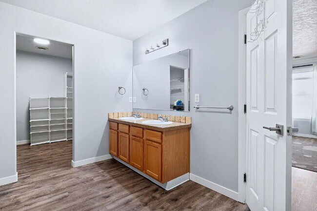 Building Photo - 1012 N Jullion Ave