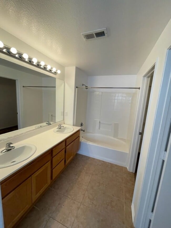 Building Photo - Otay Ranch townhome