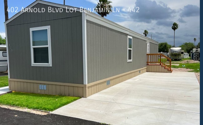 Building Photo - 402 Arnold Blvd