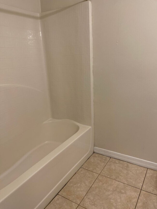 Building Photo - 4 Bedroom, 2 Bathroom, 2 Car Garage Home. Move-in Ready