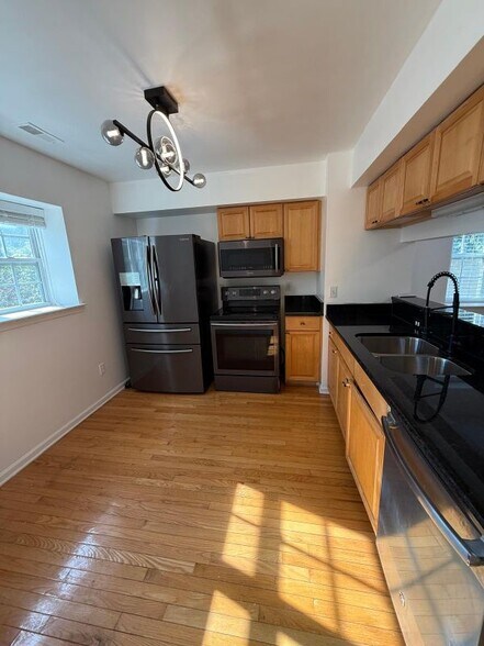 Building Photo - 1372 Village Dr