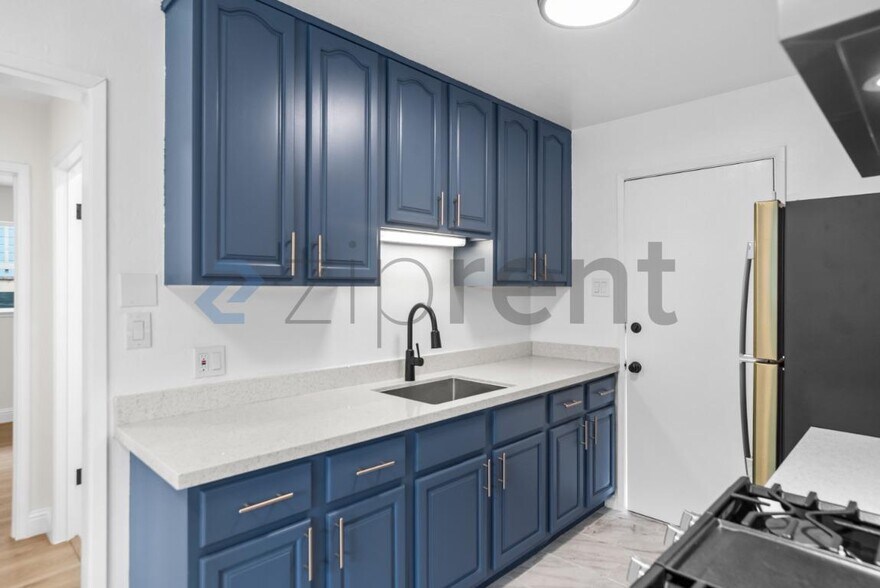 Building Photo - Unit