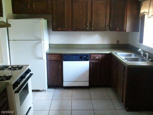 Building Photo - 3 br, 1 bath House - 722 Carter Dr