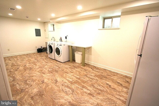 Building Photo - 10104 Towhee Ave