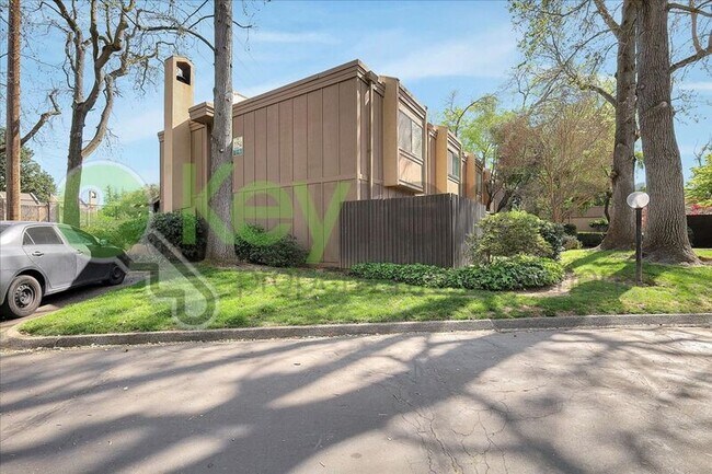 Building Photo - 2254 Woodside Ln