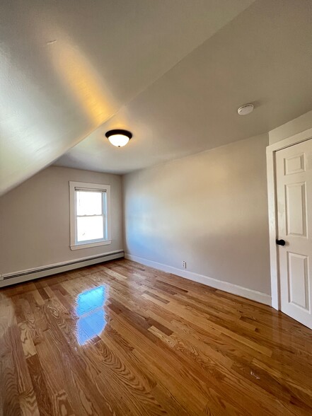 Bedroom - 27 Barry St