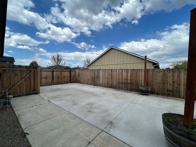 Building Photo - Corner Lot 3 Bed / 2 Bath Home with RV Parking – NW Redmond