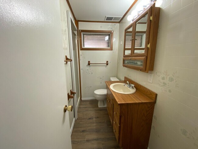 Building Photo - Charming 3 Bedroom with Great Yard