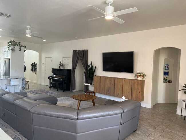 Building Photo - Gorgeous Northwest 3 Bedroom!