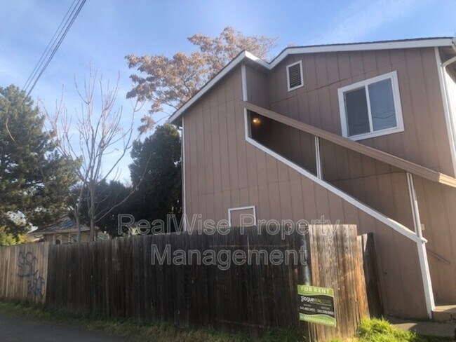 Building Photo - 302 Edwards St