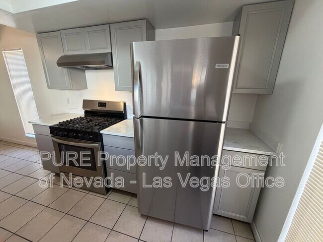 Building Photo - 1405 E Vegas Valley Dr