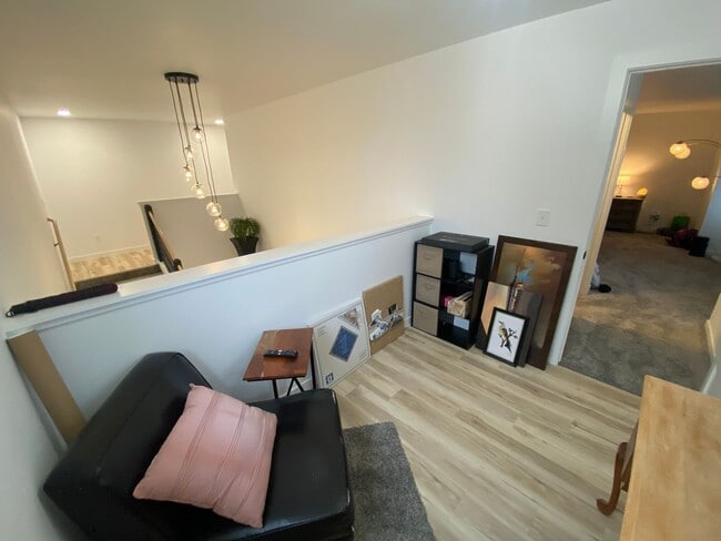 Building Photo - Beautiful 3 bed 2.5 bath Townhome