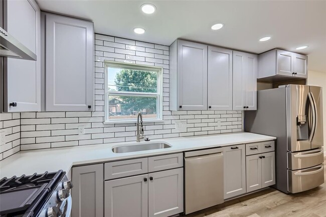 Building Photo - 3501 Santa Fe Dr