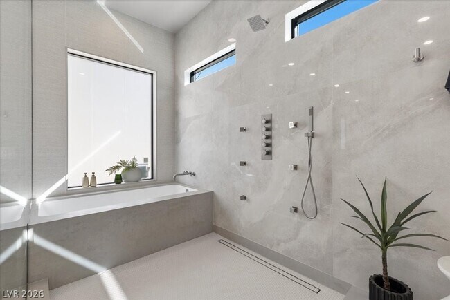 Building Photo - 2401 Driftwood Dr