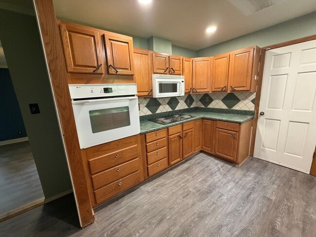 Building Photo - 3 Bed 1.5 Bath Home For Rent
