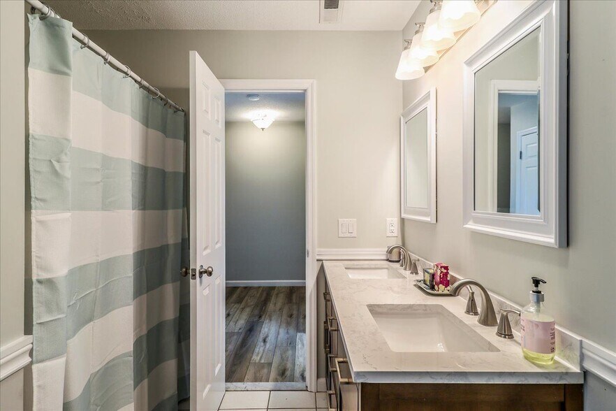 Full bath with double vanity - 20 Raymond Plz